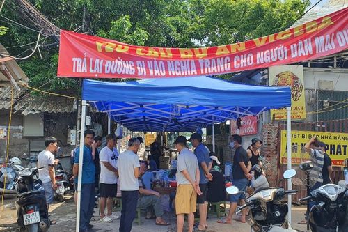 Nghĩa trang một làng ở Hà Nội bị rào chắn, người thân không thể vào thăm mộ