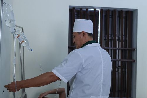 Bộ đội biên phòng ở bản Rào Tre tận tình với việc học và chăm sóc sức khỏe của người dân