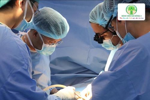 Bé gái 6 tuổi được phát hiện suy thận giai đoạn cuối từ một dấu hiệu khi ngủ dậy