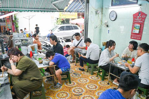 Quán phở 30 năm ở Hà Nội chuyên lõi bò đắt đỏ, khách ngồi kín từ nhà ra vỉa hè