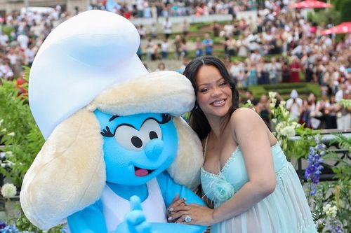 Ca sĩ tỷ phú Rihanna biến Xì Trum 2025 thành màn tái xuất ngoạn mục nhất lịch sử