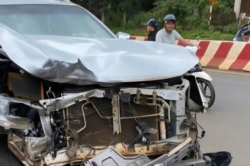 Hàng chục người truy đuổi tài xế ô tô bán tải gây tai nạn liên hoàn