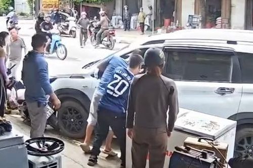Người đàn ông Nghệ An phá cửa ô tô, cứu tài xế nghi đột quỵ giữa đường