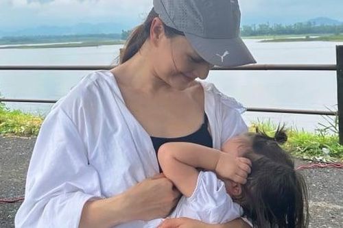 Lan Phương thoải mái cho 16 tháng bú giữa phim trường gây tranh cãi