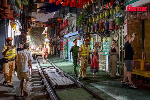 Hà Nội kiên quyết mời du khách ra khỏi phố cà phê đường tàu Khâm Thiên
