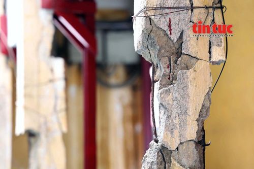 Nhiều hộ dân vẫn 'bám trụ' trong chung cư xuống cấp nghiêm trọng