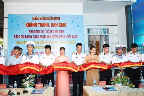Chính ủy Quân chủng Hải quân trao nhà đồng đội tại Khánh Hòa