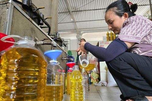 Sợ mua phải dầu ăn 'bẩn', người dân xứ Nghệ đổ xô đi ép dầu lạc, vừng