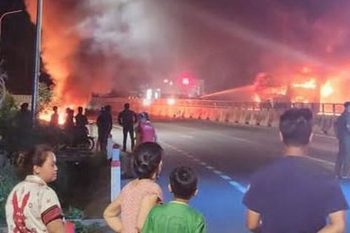 Xe khách giường nằm bốc cháy ngùn ngụt trên Quốc lộ 1