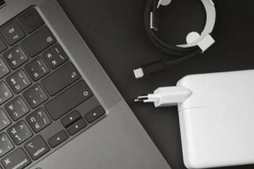 Sạc iPhone bằng bộ sạc của MacBook sẽ gây cháy nổ, hư pin?