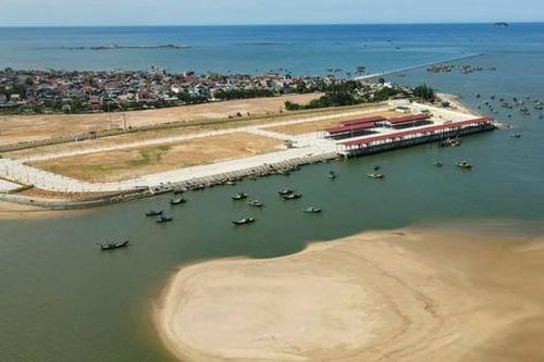 Đầu tư cảng cá nhưng không nạo vét luồng lạch, tàu gặp khó khi vào bờ