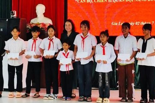 Khi người lính làm 'cha đỡ đầu' của trẻ khó khăn