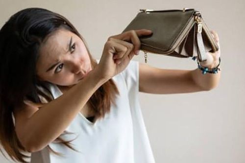 Gen Z 'cháy túi' vì chi tiêu không kiểm soát