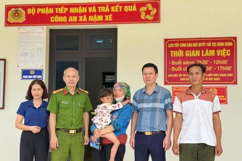 Bé gái đi lạc ở Lào Cai được Công an xã Nậm Xé giúp đỡ trở về nhà