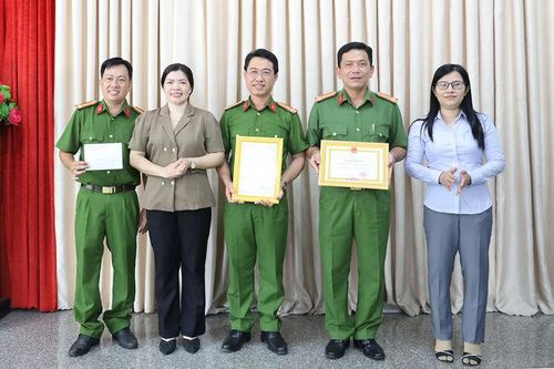 Khen thưởng đột xuất tập thể Công an phường Rạch Giá