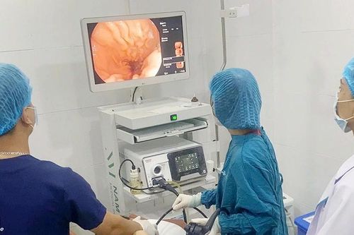 Nội soi gắp mảnh xương heo lớn trong thực quản bệnh nhân