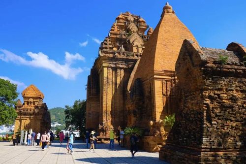 Phân luồng đảm bảo an toàn giao thông cho sự kiện Lễ công bố và đón nhận bằng xếp hạng di tích quốc gia đặc biệt Tháp Bà Pô Nagar