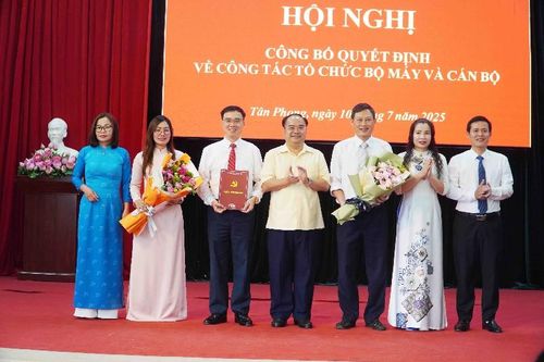 Công bố quyết định về công tác tổ chức bộ máy và cán bộ