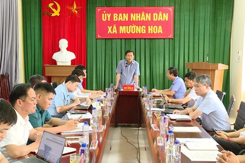 Phó Chủ tịch UBND tỉnh Đinh Công Sứ làm việc tại xã Mường Hoa