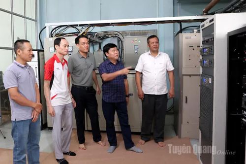 Tổng Biên tập Báo và Phát thanh, Truyền hình Tuyên Quang Mai Đức Thông làm việc với cán bộ Trạm tiếp sóng phát thanh, truyền hình Cổng Trời và Núi Cấm
