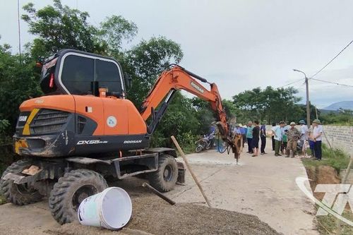 Hơn 300 người tham gia khắc phục hậu quả mưa lũ tại Tân Cương