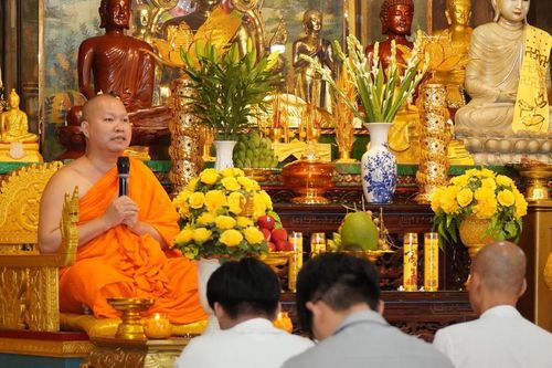 Lễ dâng y tắm mưa và đèn hạ cúng dường chư Tăng an cư ở ngôi chùa Khmer tại TP.HCM