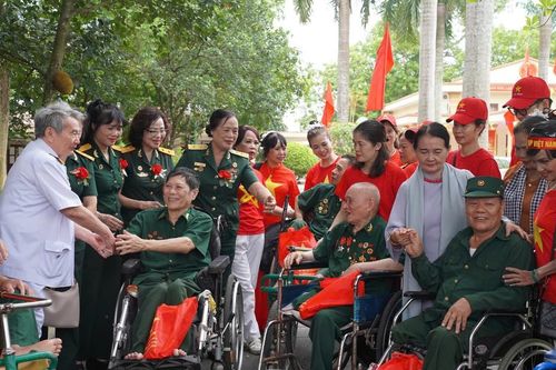 Ninh Bình: Câu lạc bộ Phật tử Quán Sứ trao quà tới Trung tâm Điều dưỡng thương binh Duy Tiên