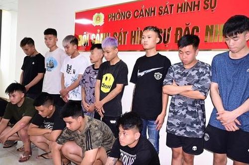 Tạm giữ 9 thanh thiếu niên phóng xe, cầm kiếm đuổi đánh người đi đường tại Hải Phòng