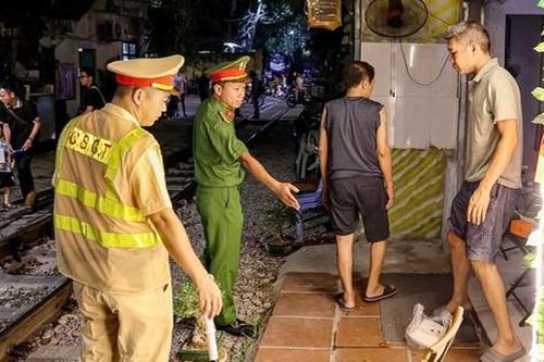 Hà Nội: Phạt hàng chục quán vi phạm, lắp camera giám sát dẹp cafe đường tàu