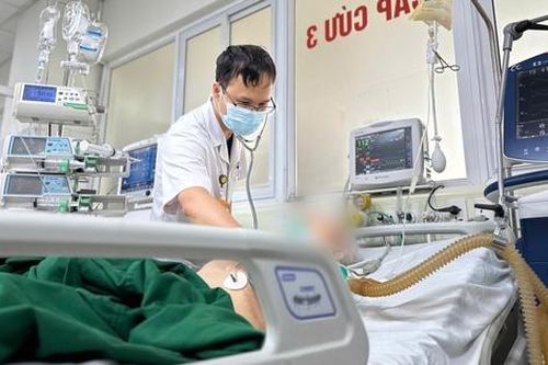 Cụ ông liệt tứ chi sau tiêm giảm đau cổ vai gáy