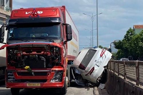 Quảng Ngãi: Xe container va chạm ô tô con, 3 người bị thương, quốc lộ 1 ách tắc