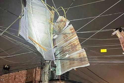 Dông lốc làm tốc mái nhiều nhà dân ở Đồng Nai
