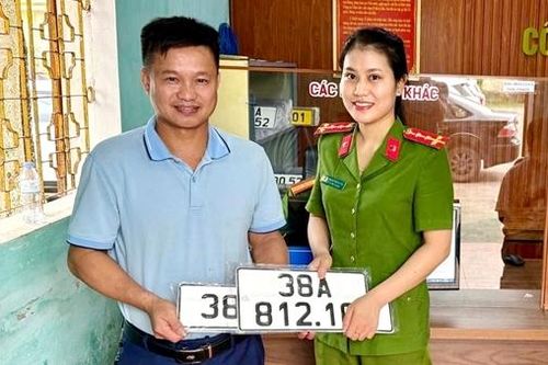 Người dân Hà Tĩnh phấn khởi đăng ký xe tại Công an xã