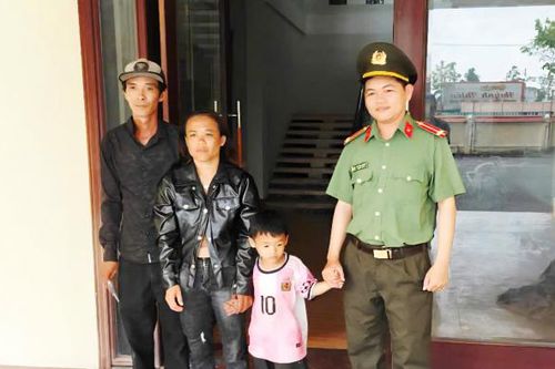 Công an phường Sóc Trăng bàn giao cháu bé đi lạc cho gia đình