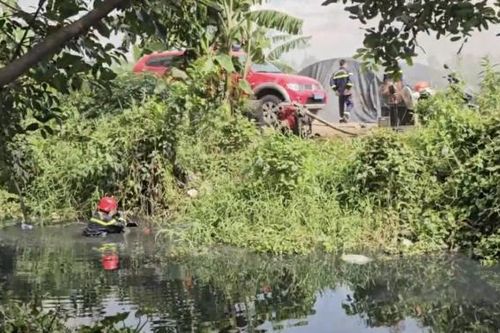 Cảnh sát ngâm mình dưới mương nước để chữa cháy vựa ve chai