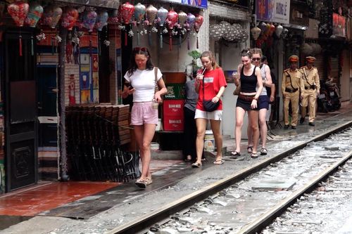 Hà Nội lắp camera giám sát dẹp cà phê đường tàu