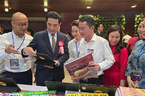 Trong ngày Hội Báo...