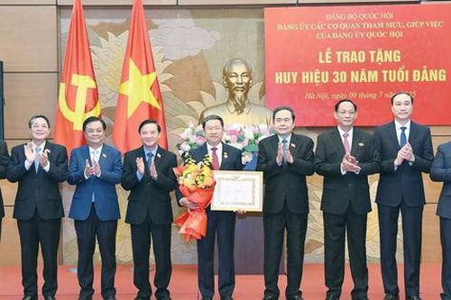Trao tặng Huy hiệu 30 năm tuổi Đảng cho Phó Bí thư Đảng ủy Quốc hội Vũ Hải Hà