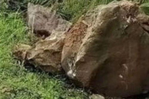 Thương tâm: Đang ngồi chơi dưới đồi, bé gái 2 tuổi bị đá rơi xuống đè tử vong