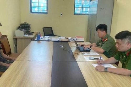 Xử lý thanh niên không mặc quần áo hát karaoke rồi phát trực tiếp lên Facebook
