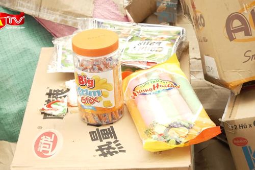 Cận cảnh 'núi' bánh kẹo 'hết đát' ở La Phù trước giờ bị tiêu hủy