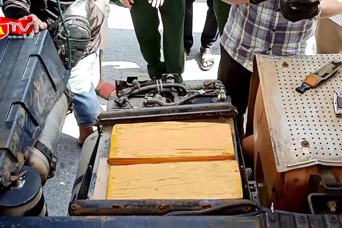 'Chặn' xe chở nông sản giấu các thỏi bạc tinh khiết trị giá 7 tỷ đồng trong ghế và bình ắc quy