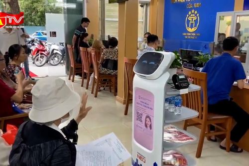Robot mời nước và tư vấn dịch vụ hành chính công tại phường
