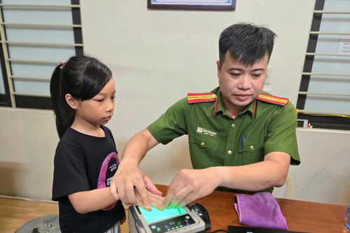 Công an xã Tây Phương tiếp dân giải quyết thủ tục hành chính cả buổi tối