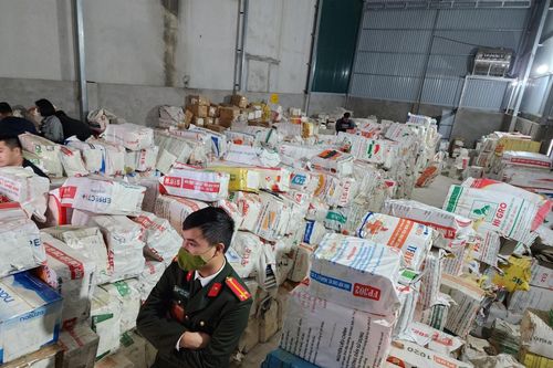 'Đâu đâu cũng bắt hàng giả, chúng tôi đợi bắt sách giả'