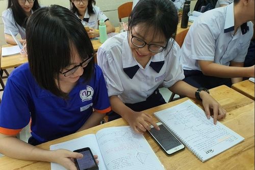 Đấu tố nhau vì bị cấm dùng điện thoại ở trường