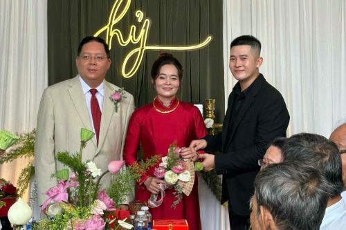 Con trai xúc động khi 'gả' mẹ 53 tuổi đi lấy chồng