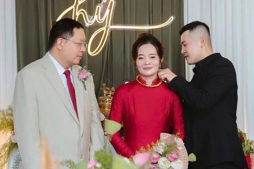 Con trai 'gả' mẹ 53 tuổi đi lấy chồng ở TP.HCM gây bão mạng