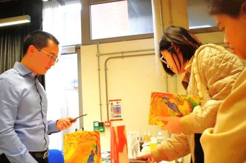 Nỗ lực đáng ghi nhận của người Việt trẻ tuổi ở Vương quốc Anh