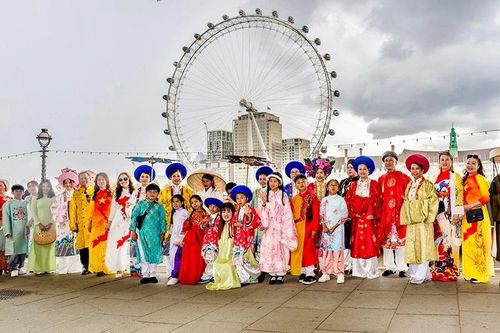 Trình diễn Việt phục trên đường phố London